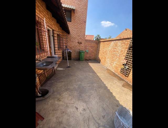 2 BEDROOM TOWNHOUSE FOR SALE IN CLUBVILLE
